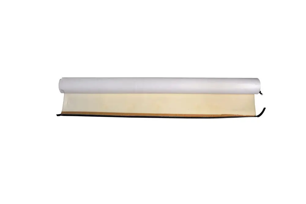Brötje-Folienmantel in gerollerter Form, mit einer oberen, weißen Schicht, die eine beige untere Schicht verdeckt. Der Mantel ist für den Schutz von Heizungsrohren konzipiert.