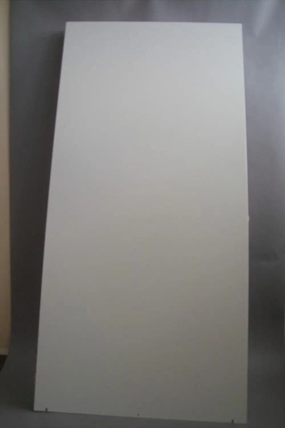 Ein rechteckiges, weißes Panel mit flacher Oberfläche, das als Verkleidungsrückwand dient, vermutlich für die Installation im Heizungsbereich von Brötje.
