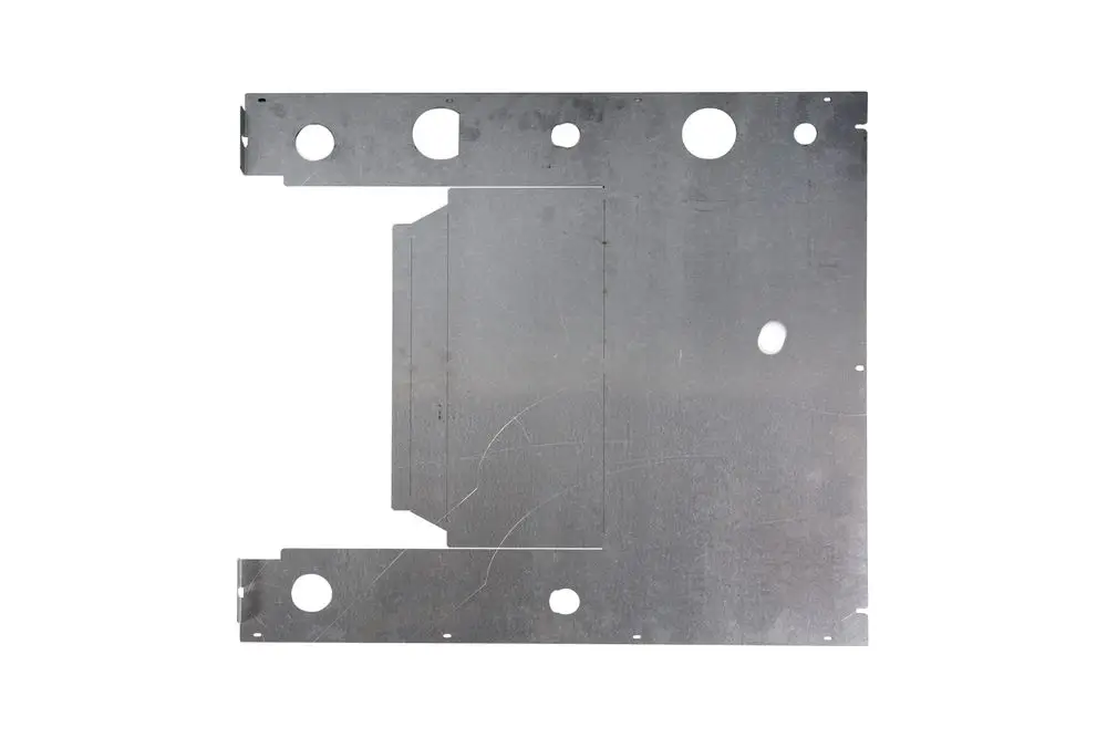 Metallische Verkleidungsrückwand von Brötje mit mehreren Ausschnitten und Löchern, geeignet für den Einsatz in Heizsystemen.