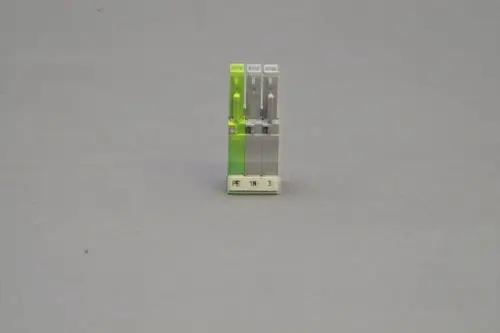 Brötje Stecker mit drei Polen in grauer und grüner Ausführung, auf weißem Untergrund. Die Anschlussbezeichnungen für PE, N und 3 sind sichtbar.