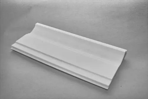Weißes Dichtungsprofil, möglicherweise von Brötje, mit mehreren geraden und abgerundeten Kanten, liegt flach auf einer neutralen Unterlage.