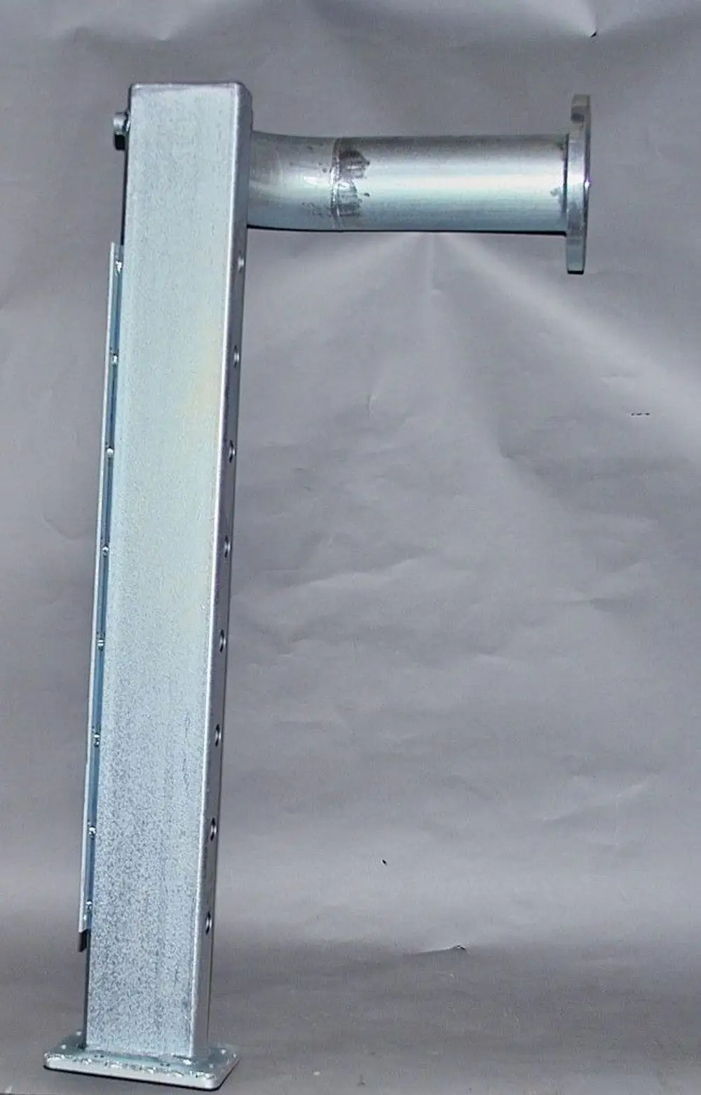 Rücklaufverteiler aus Metall mit einer vertikalen Konstruktion und einem abgehenden Rohr zur rechten Seite, geeignet für Heizsysteme von Brötje.