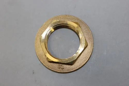 Brötje Flanschmutter aus Messing mit einem Innengewinde. Die Mutter hat eine flache Form und ist zum Befestigen von Rohren oder Geräten konzipiert.