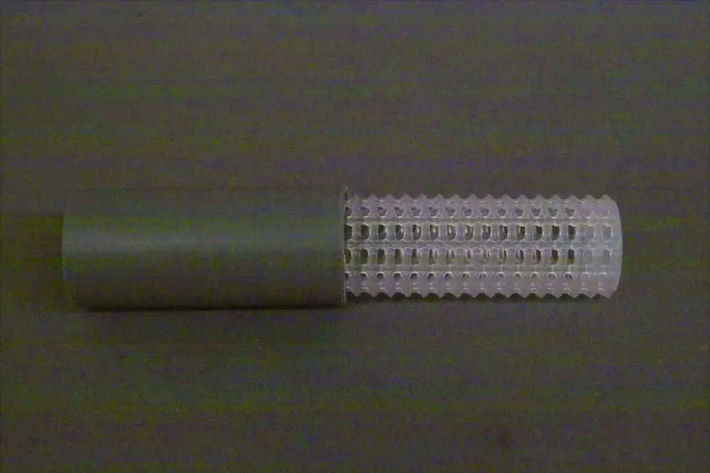 Transparente Rohrstruktur mit einem grauen zylindrischen Ende, möglicherweise ein Brötje Produkt, geeignet zur Verbindung in Rohrleitungssystemen.