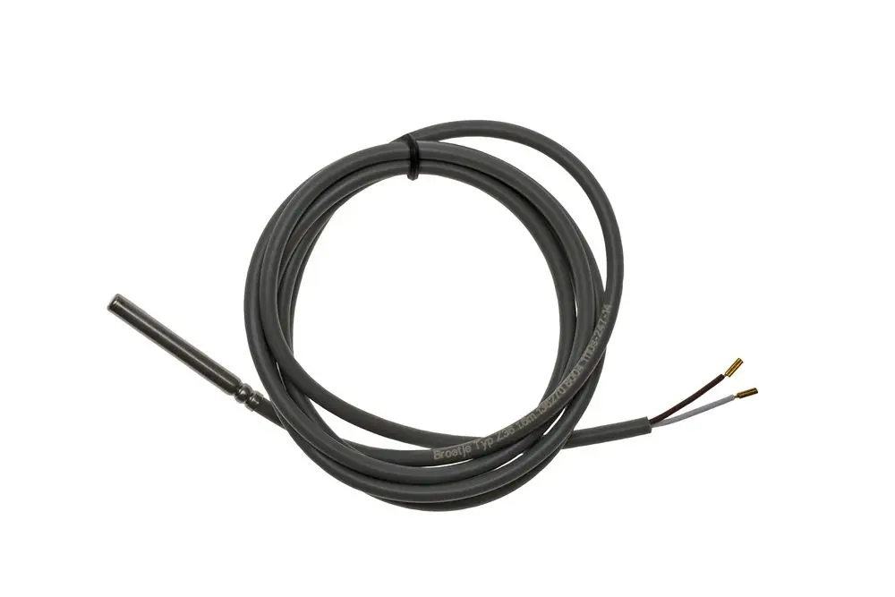Temperaturfühler mit einem Metallstift und mehreren Kabeln, hergestellt von Brötje. Kabel verlegt in grauer Ummantelung.