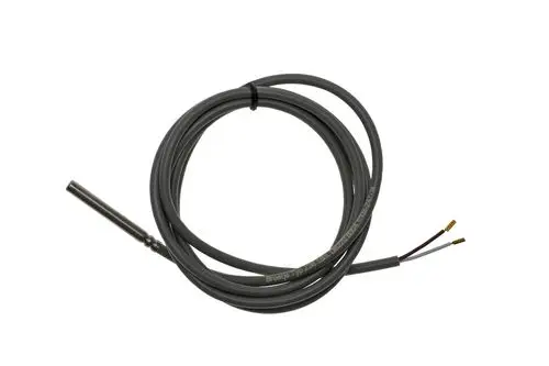 Temperaturfühler mit einem Metallstift und mehreren Kabeln, hergestellt von Brötje. Kabel verlegt in grauer Ummantelung.