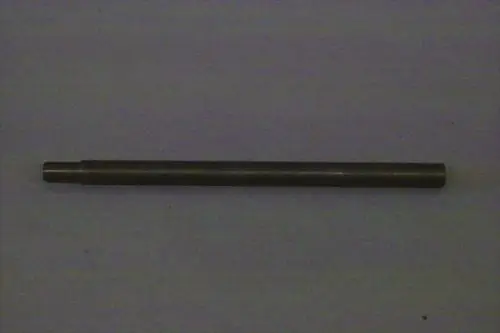 Lange, zylindrische Komponente aus Metall mit einem Ende, das breiter ist. Möglicherweise eine Befestigungsteile von Brötje.