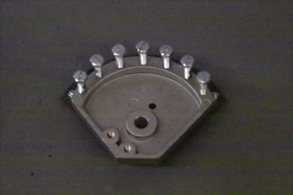 Metallisches Stellrad mit mehreren Schrauben, typischerweise verwendet in Heizanlagen, wie dem Brötje-System. Das Element hat eine halbautomatische Form.