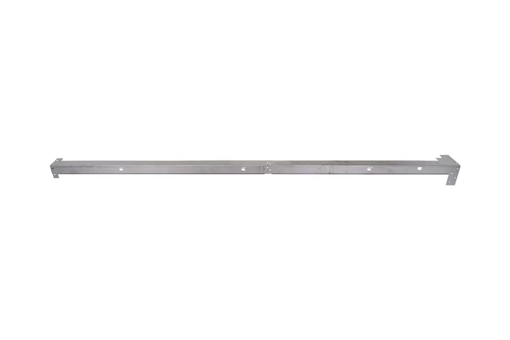 Lange, flache Metallkomponente in einem neutralen Finish, möglicherweise Teil eines Heizsystems von Brötje, mit Ausschnitten und Löchern zur Befestigung.