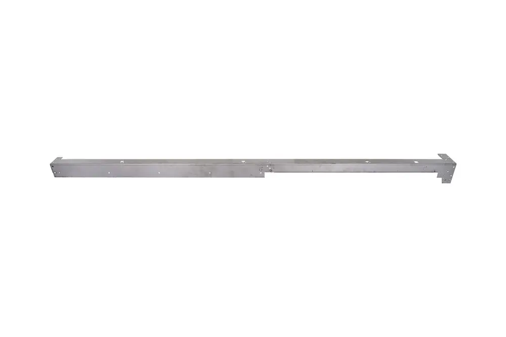 Brötje Ecksteher in Metalloptik, rechte Vorderseite, mit Montagepunkten. Längliches, flaches Design zur Integration in Heizsysteme.