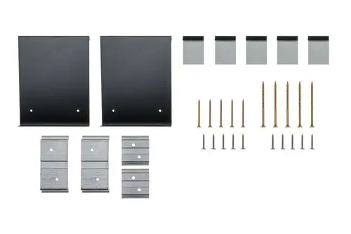 Brötje Befestigungsset mit zwei großen Platten, mehreren kleinen Halterungen und verschiedenen Schraubenarten für die Montage von Solarthermie-Kollektoren.