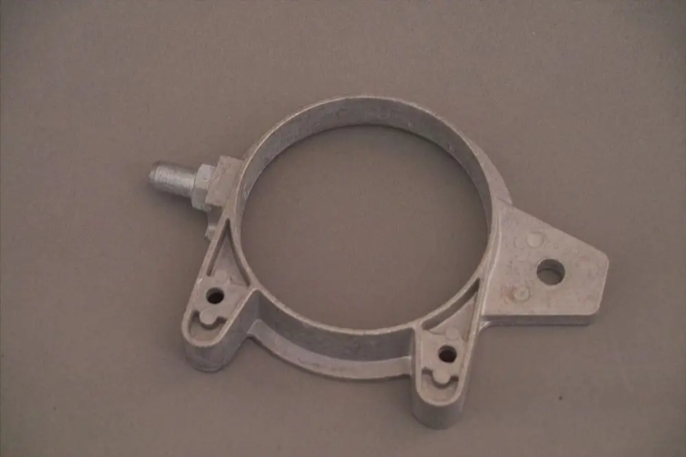 Brötje Brennerflansch aus Metall, ringförmig mit einer seitlichen Anschrauböffnung und einer zusätzlichen Bohrung, auf grauem Hintergrund.