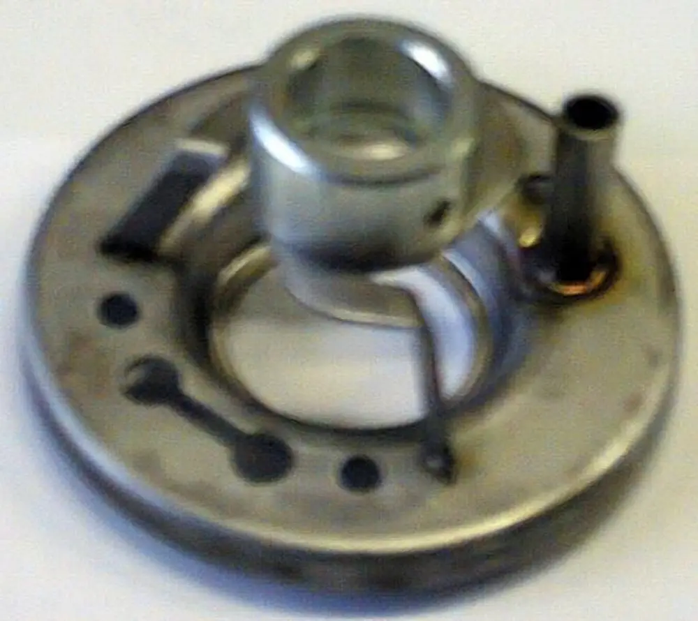 Brötje Mischeinheit aus Metall, runde Form mit Öffnungen und einem beweglichen Teil. Sichtbare Verbindungen und eine Auslassöffnung für Flüssigkeit oder Gas.
