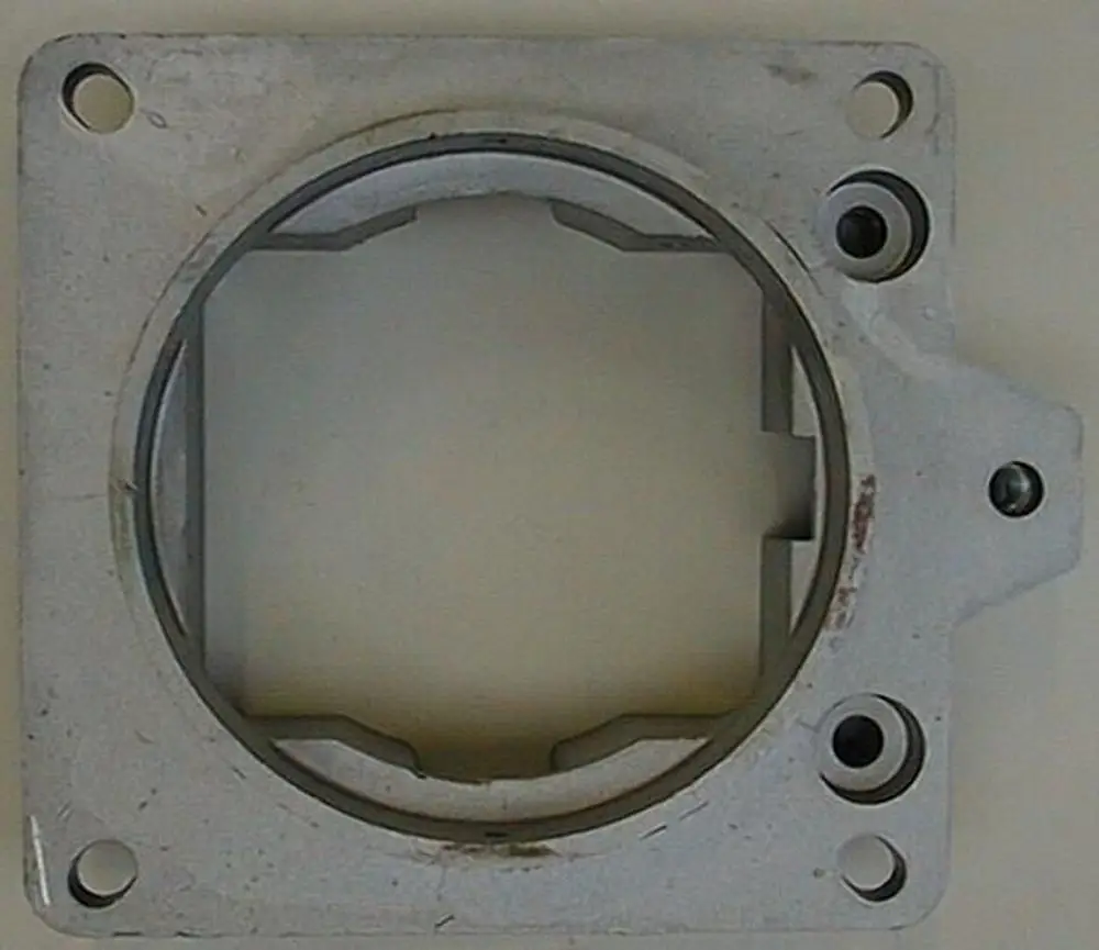 Metallischer Brennerflansch mit quadratischem Rahmen und runder Öffnung, passend für Brötje-Produkte. Diverse Schraublöcher zur Befestigung sichtbar.