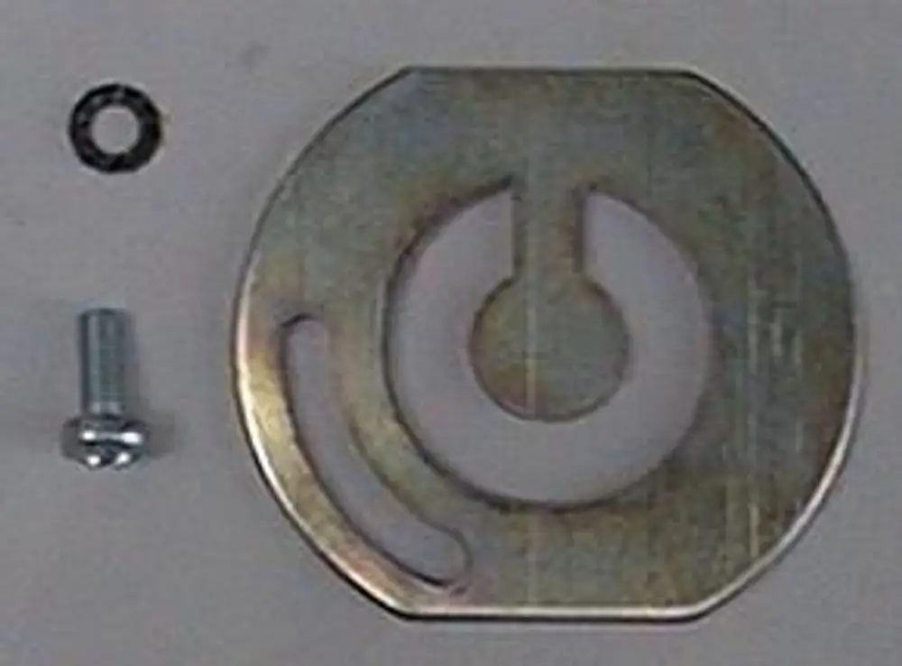 Brötje Stellring, aus Metall, mit einer runden Aussparung in der Mitte und einer seitlichen gerade eingeschnittenen Öffnung, dazu eine Schraube und eine kleine Unterlegscheibe.