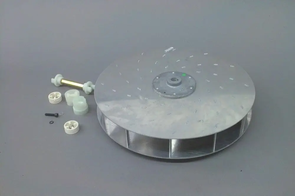 Aluminium-Gebläserad von Brötje mit verschiedenen Montageelementen, darunter Haltestangen und Gummiteile, auf grauem Hintergrund.