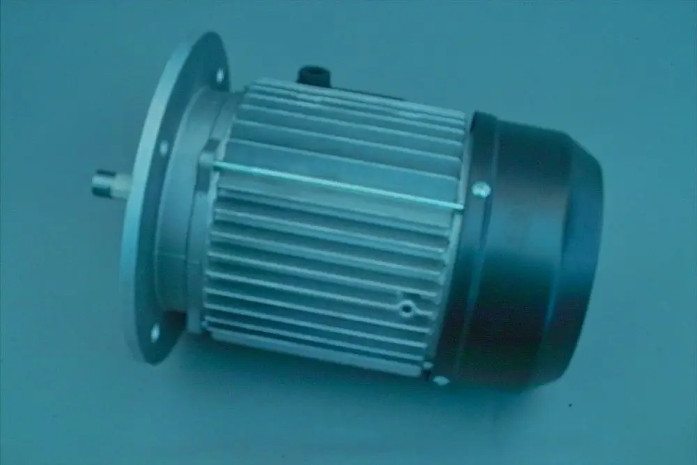 Brötje Motor mit einer zylindrischen Form und Kühlrippen, ausgestattet mit einer Anschlussbohrung auf der Seite und einer flachen Montagefläche.