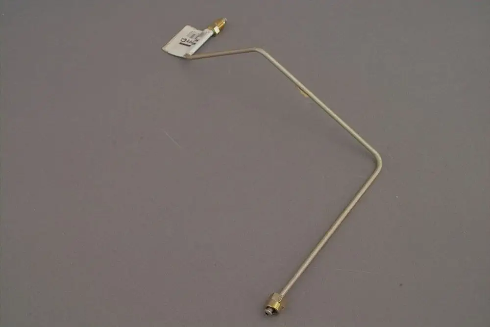 Druckrohr von Brötje, gebogenes Metallrohr mit zwei Anschlussgewinden. Eignet sich für Verbindung in Heizsystemen oder ähnlichen Anwendungen.