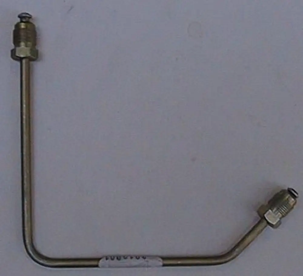 Brötje Druckrohr in gebogener Form mit zwei Anschlussstücken. Metallisch, für den Leitungstransport in Heizsystemen geeignet.