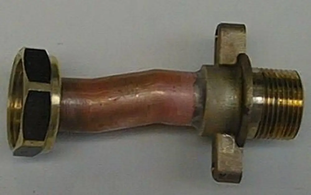 Rohrelement von Brötje mit einer gewundenen Form und unterschiedlichen Anschlussarten. Die Verbindung besteht aus Metall mit einer schwarz umrandeten Fassung.