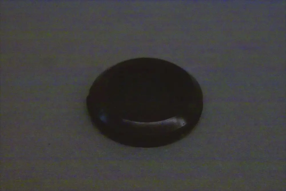 Schwarze, runde Membran für Kabeldurchführung von Brötje, flach und glatt mit einer zentralen Vertiefung. Hintergrund ist hell.