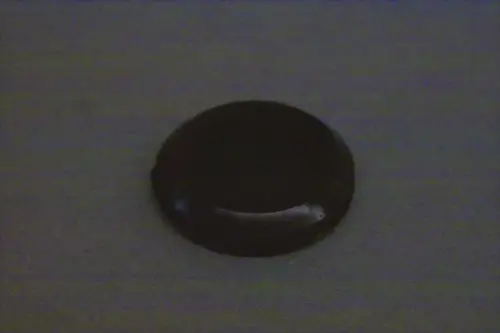 Schwarze, runde Membran für Kabeldurchführung von Brötje, flach und glatt mit einer zentralen Vertiefung. Hintergrund ist hell.