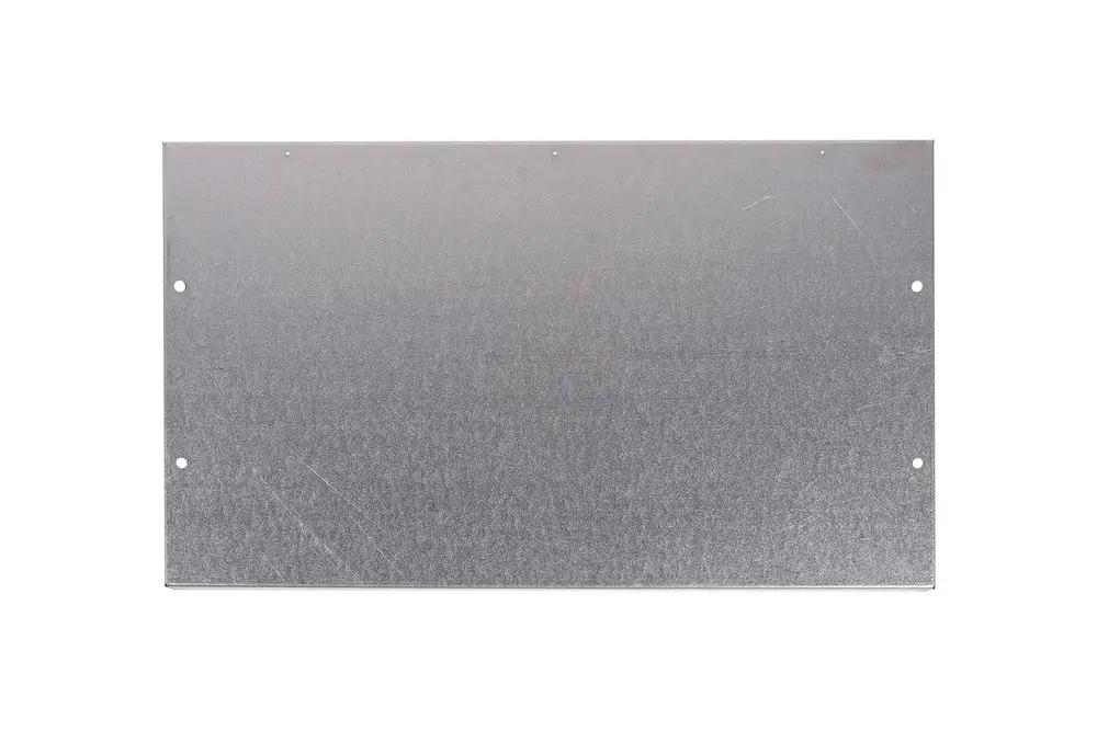 Metallische Platte in Silber mit leicht strukturierter Oberfläche und mehreren Bohrlöchern. Teil eines Brötje-Systems zur Isolierung oder Abdeckung.