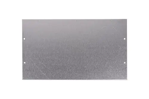Metallische Platte in Silber mit leicht strukturierter Oberfläche und mehreren Bohrlöchern. Teil eines Brötje-Systems zur Isolierung oder Abdeckung.