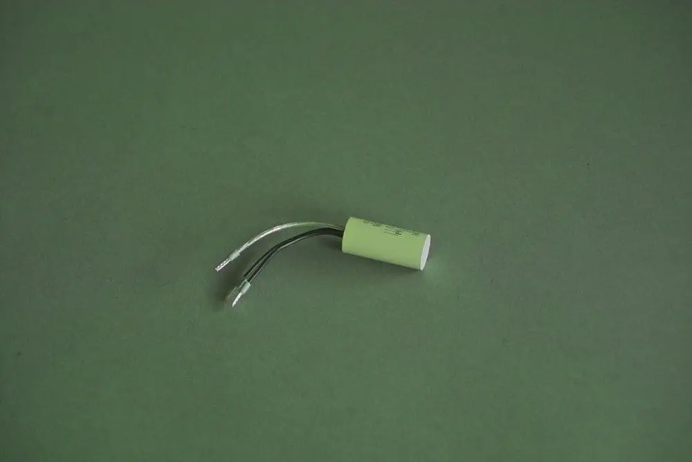 Brötje Dichtband in Grün mit zwei dünnen Drähten, die von einem zylindrischen Körper ausgehen. Hintergrund in neutralem Farbton.