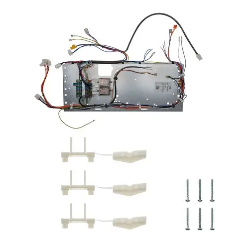 Brötje elektrische Baugruppe mit mehreren Kabeln, Steckverbindern und zwei Relais auf einer Metallplatte, begleitet von Montagehaltern und Schrauben.