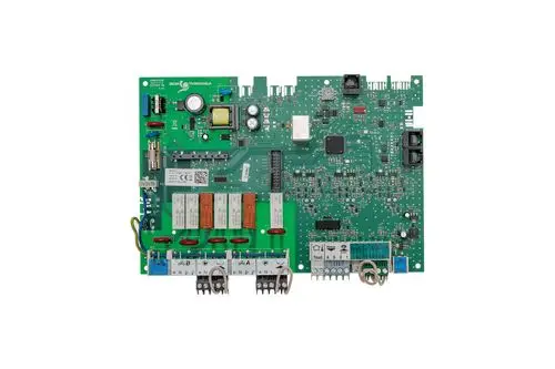 Grüne Platine mit verschiedenen elektronischen Bauteilen, Relais und Anschlüssen, möglicherweise Teil eines Heizsystems von Brötje.
