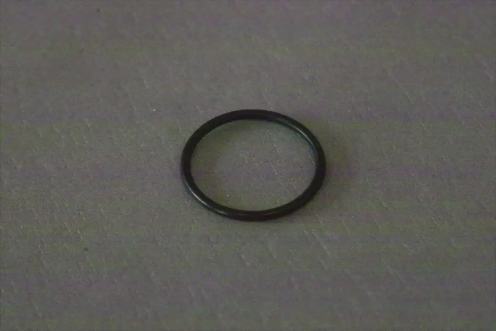 Schwarzer O-Ring auf einem glatten Untergrund, möglicherweise zur Verwendung in Heizungsanlagen oder ähnlichen Anwendungen. Hersteller ist Brötje.