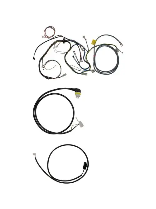 Kabelbaum mit mehreren Leitungen und Steckverbindungen, ausgelegt für Brötje-Geräte. Oben verwickelte Kabel, darunter zwei schwarze Kabel mit unterschiedlichen Anschlüssen.