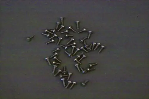 Eine Ansammlung von Schrauben, erkennbar als Brötje Produkt, auf einer neutralen Oberfläche. Die Schrauben sind alle gleichförmig und haben eine zylindrische Form.