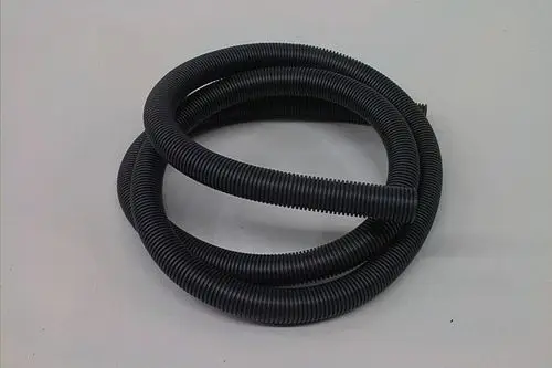 Schwarzer, flexibler Schlauch, spiralisiert, auf rechteckigem Hintergrund. Eignet sich für Siphon-Anwendungen. Marke Brötje, Material bietet Belastbarkeit und Flexibilität.