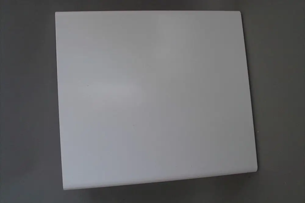 Weißer Verkleidungsdeckel, rechteckige Form, für die Verwendung mit Brötje-Produkten, auf grauem Untergrund.