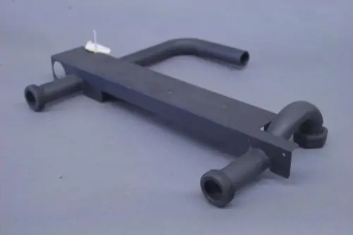 Brötje-Rohrkomponente mit zwei gekrümmten Enden und einer seitlichen Verbindung, in schwarzem Material. Dreidimensionales Design ohne erkennbare Maße.