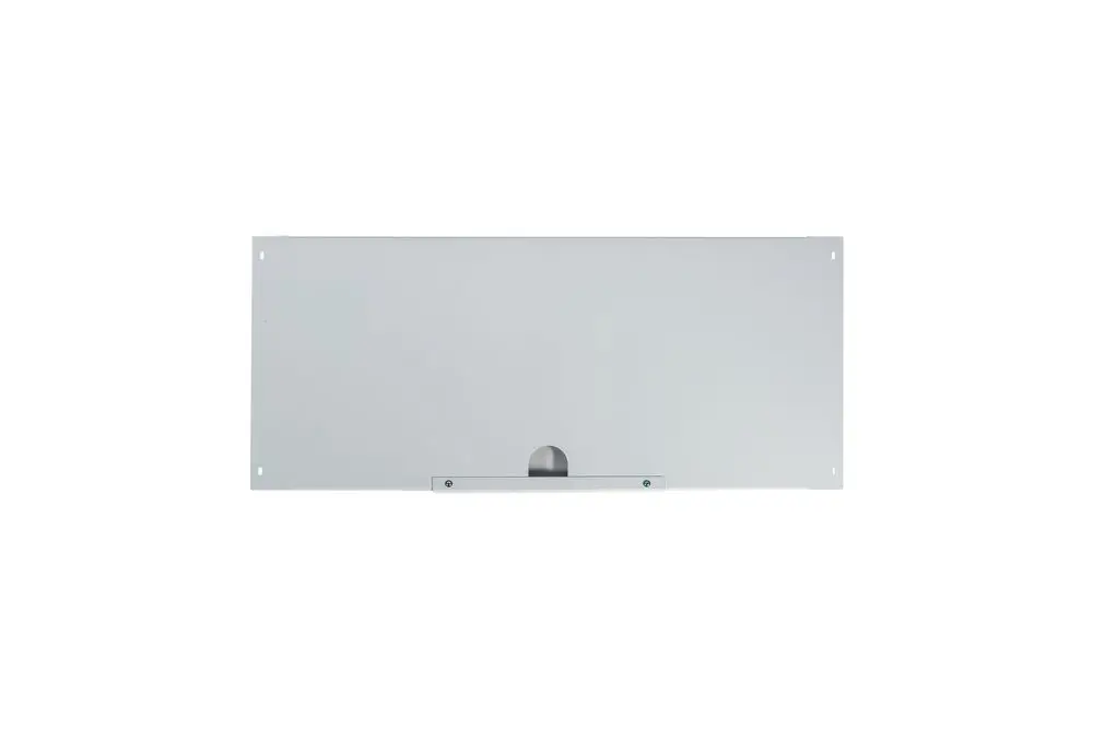 Brötje Verkleidungsrückwand in fester, rechteckiger Form, ausgeführt in neutralem Weiß, mit zentraler Aussparung und montierten Befestigungselementen.