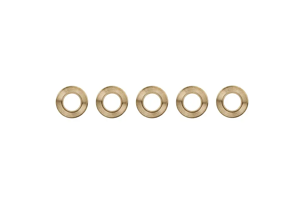 Fünf goldfarbene Unterlegscheiben aus Metall, gleichmäßig angeordnet, auf weißem Hintergrund. Brötje Zubehör für verschiedene Montagen und Anwendungen.