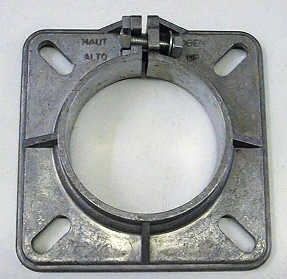 Klemmflansch aus Metall mit runder Öffnung und zwei Befestigungslöchern. Am oberen Klemmbereich ist eine Schraube zur Fixierung sichtbar. Produkt stammt von Brötje.