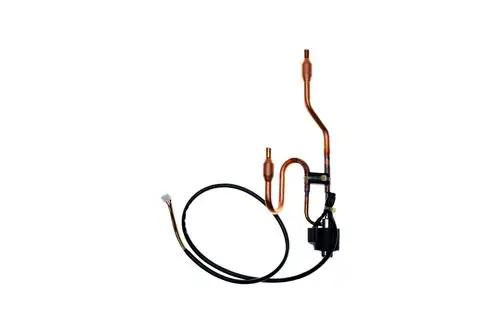 Kupferrohr mit mehreren Anschlüssen und Kabeln, möglicherweise Teil eines Einspritzsystems von Brötje. Das Produkt hat eine komplexe Form und dient technischen Anwendungen.