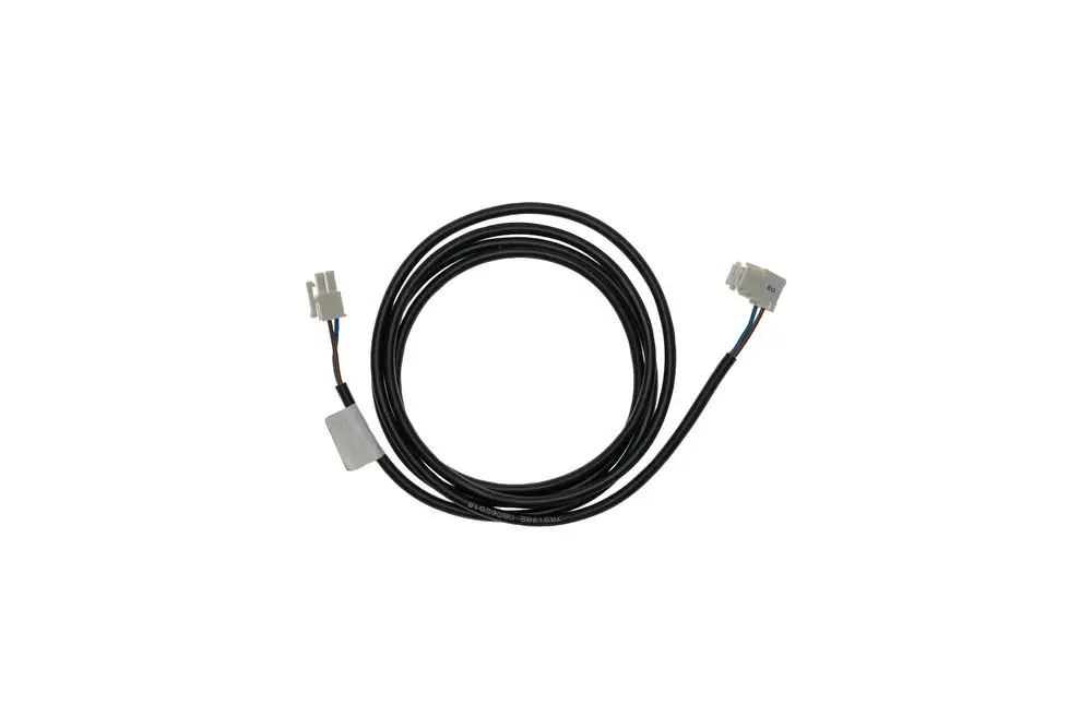 Brötje Kabel mit zwei Steckverbindern, umgeben von einem schwarzen Kabelmantel. Ideal zur elektrischen Verbindung in Heizungsanlagen.