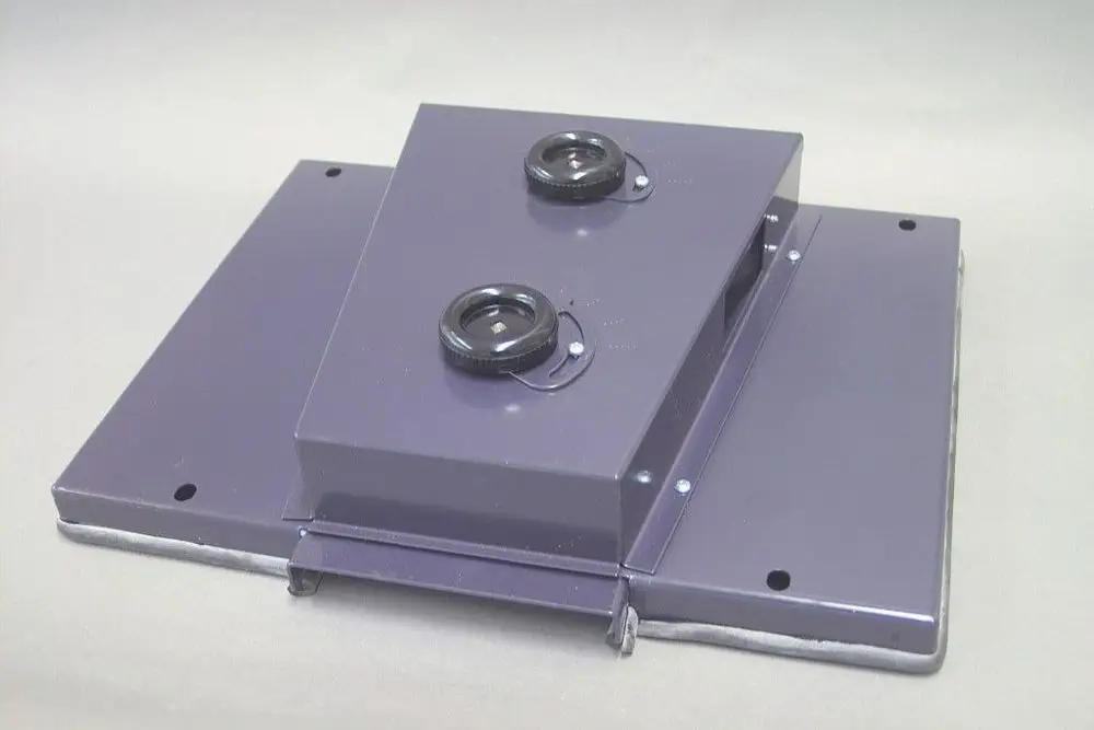 Brötje Kesseltür in klarem Design mit zwei runden Öffnungen. Der Korpus ist aus Metall gefertigt und weist eine einfache, funktionale Form auf.