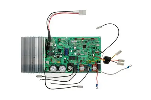 Grüne Hauptleiterplatte von Brötje mit verschiedenen elektronischen Komponenten, Kühlrippen, Kondensatoren und mehreren Kabelanschlüssen.