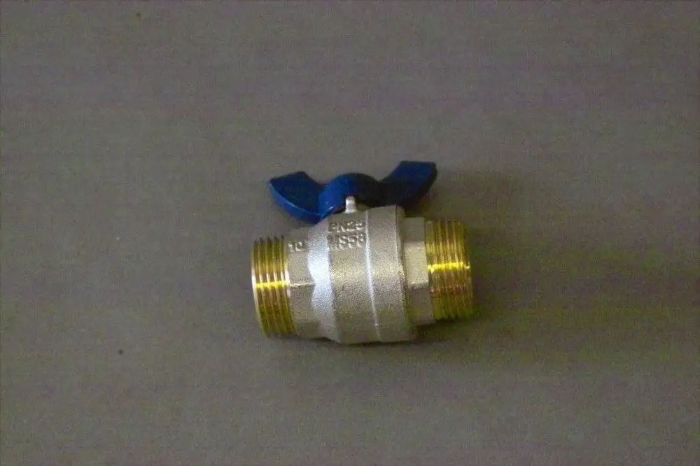 Brötje Kugelhahn mit blauem Betätigungshebel und zwei Gewindeanschlüssen. Material in Metalloptik.