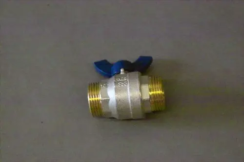 Brötje Kugelhahn mit blauem Betätigungshebel und zwei Gewindeanschlüssen. Material in Metalloptik.
