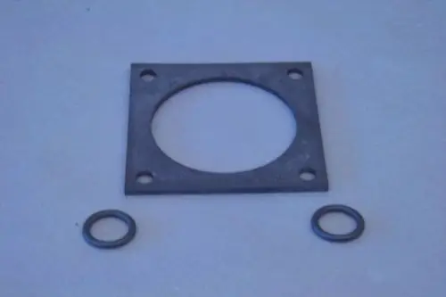 Brötje Dichtungs-Set bestehend aus einer rechteckigen Dichtung mit Zentrierloch und zwei O-Ringen, auf hellem Hintergrund platziert.