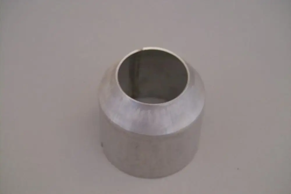 Metallisches, zylindrisches Bauteil von Brötje, mit offenem Ende, auf einer hellen Oberfläche.