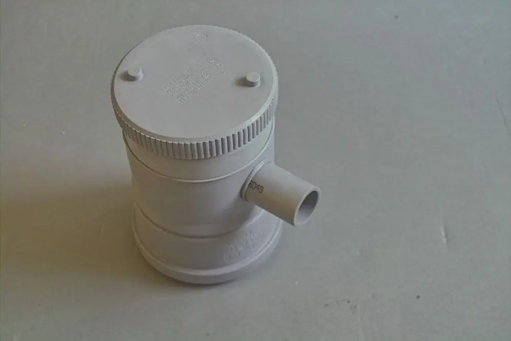 Brötje-Komponente mit runder Oberseite und seitlichem Anschluss, vermutlich für eine Heizungs- oder Sanitäranwendung, auf hellem Hintergrund abgebildet.