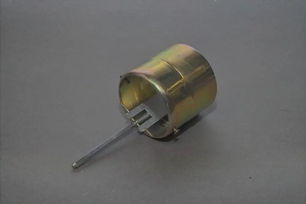 Metallisches Flammenrohr mit einem gebogenen Ende und einer Halterung, hergestellt von Brötje. Der Hintergrund ist grau.
